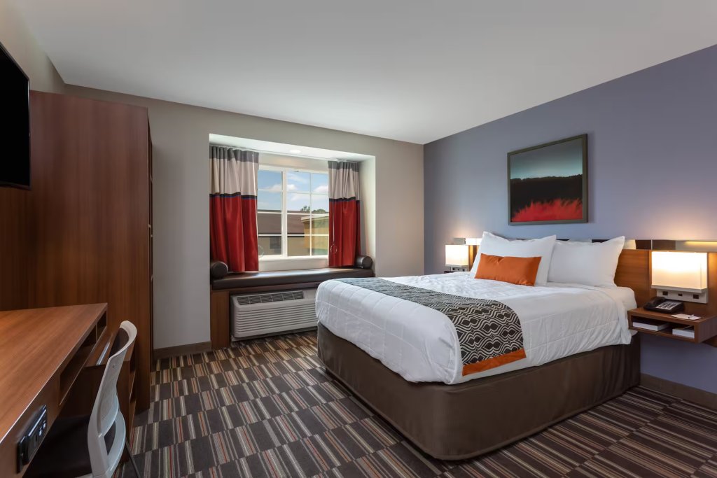 Четырёхместный номер Mobility Accessible Microtel Inn & Suites by Wyndham Niagara Falls