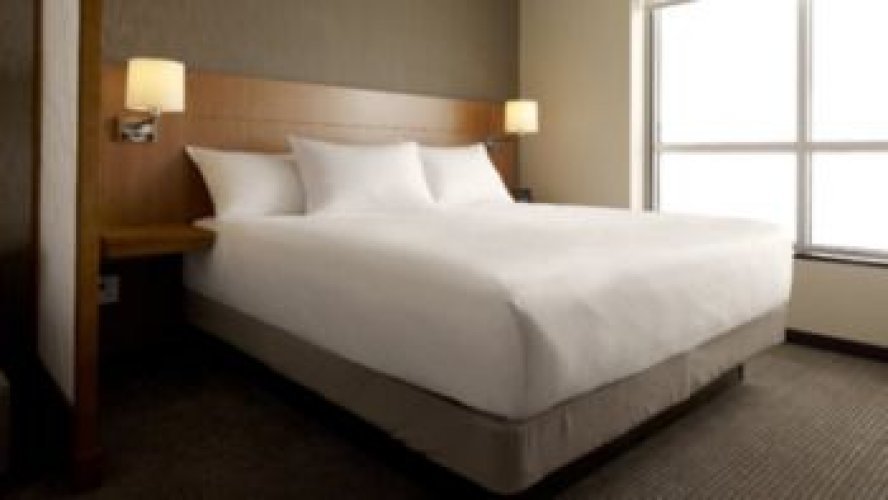 Кровать в общем номере Hyatt Place Niagara Falls