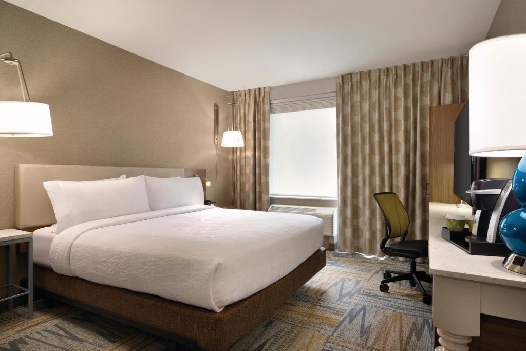 Double Guest room with balcony Hilton Garden Inn New York Times Square South