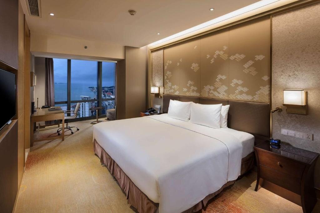 Двухместный номер с видом на море Hilton Yantai