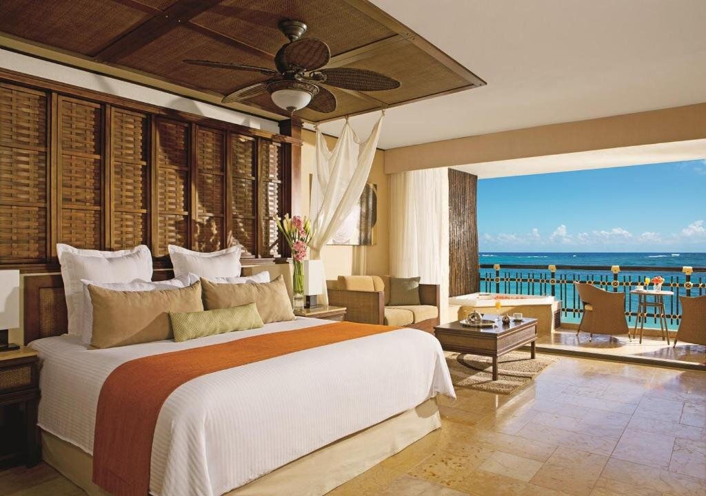 Четырёхместный Preferred Club люкс Honeymoon Dreams Riviera Cancun Resort & Spa