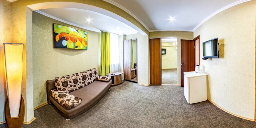 Четырёхместный люкс с 2 комнатами с балконом Отель Ростовчанка (Лазаревское)