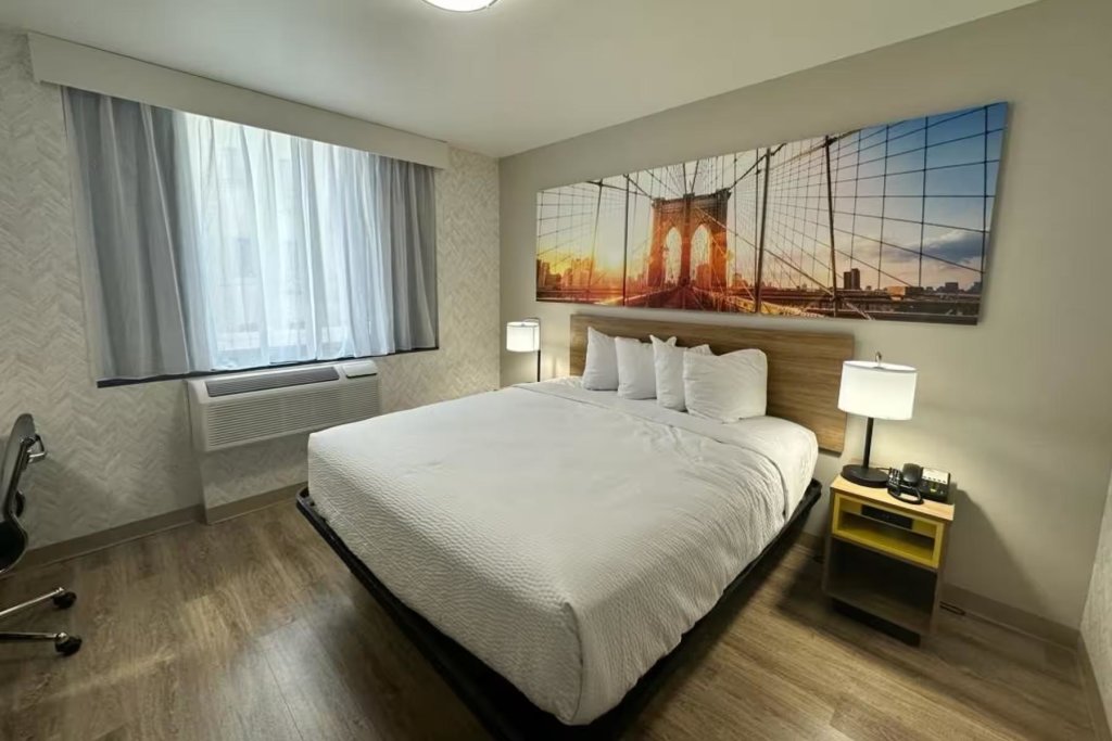 Accessible Double room Days Inn by Wyndham Brooklyn / Eastern Parkway