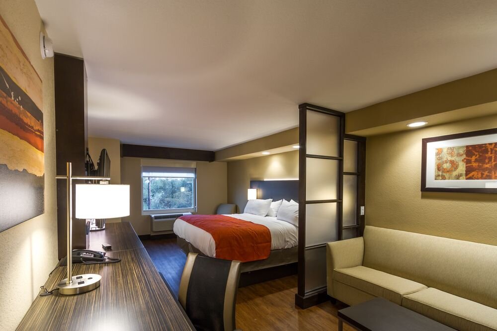 Люкс Deluxe Holiday Inn Express & Suites San Antonio Medical Center North, an IHG Hotel