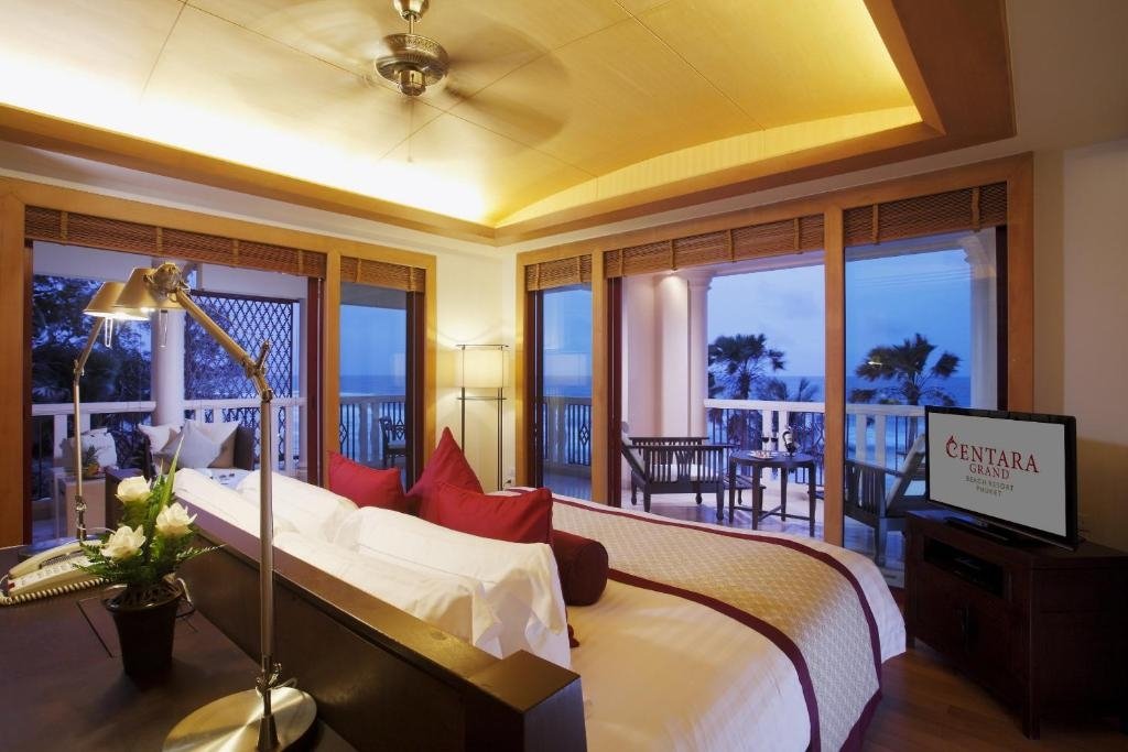Двухместный люкс Deluxe с балконом Centara Grand Beach Resort Phuket - SHA Plus