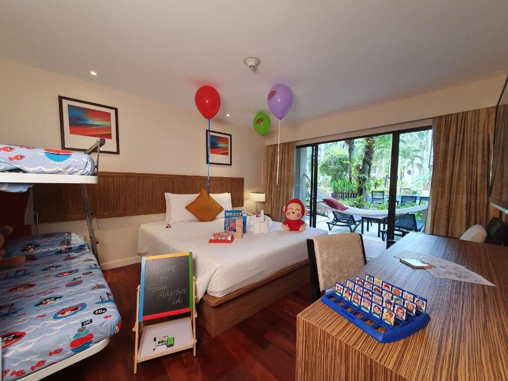 Двухместный полулюкс Family Fun Holiday Inn Resort Phuket Surin Beach, an IHG Hotel