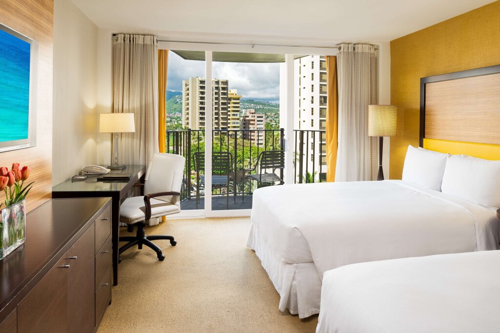 Четырёхместный люкс c 1 комнатой с видом на город Hilton Garden Inn Waikiki Beach