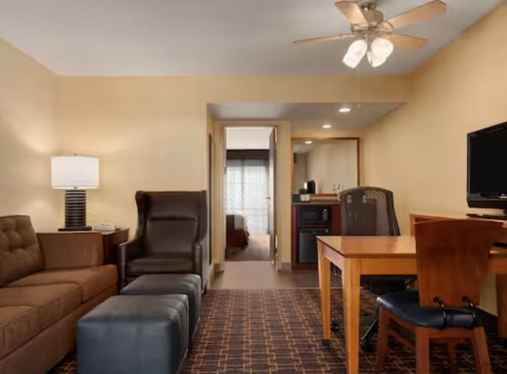 Двухместный люкс с 2 комнатами Embassy Suites by Hilton Los Angeles International Airport South