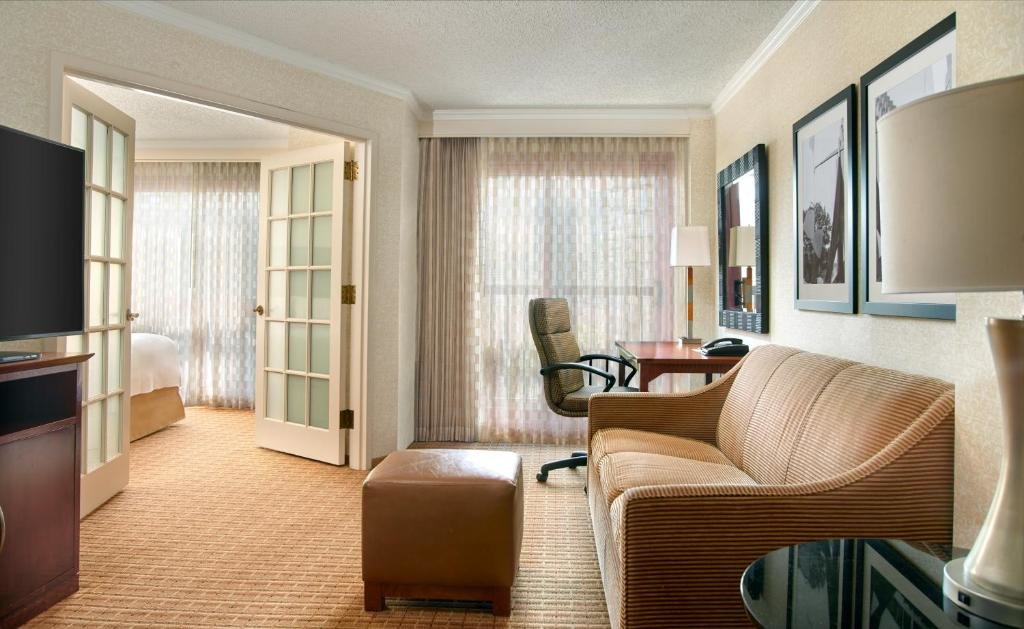 Четырёхместный люкс c 1 комнатой Atlanta Marriott Suites Midtown