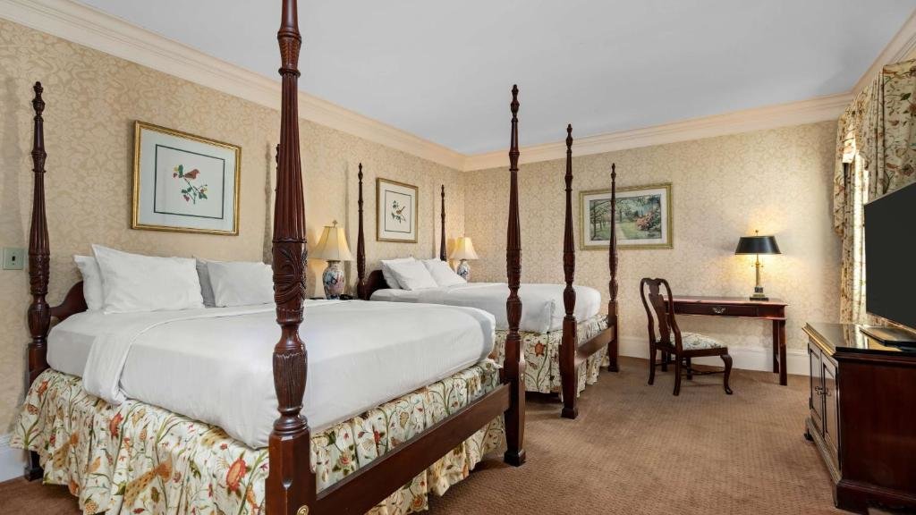 Deluxe Quadruple Accessible Guest room The Founders Inn & Spa Tapestry Collection