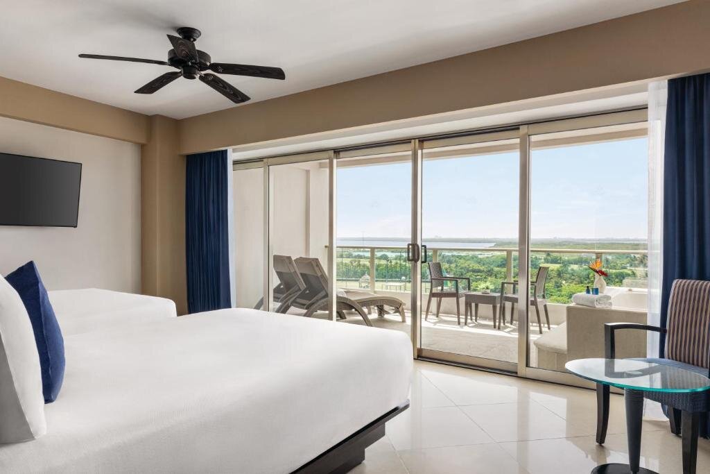 Четырёхместный люкс Sunset Seadust Cancun Family Resort