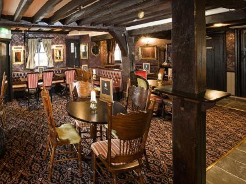 Олд кинг. Честер паб интерьер. Ye Olde King's head. Ye Olde Craft Room. Ye Olde Cath & Stag.