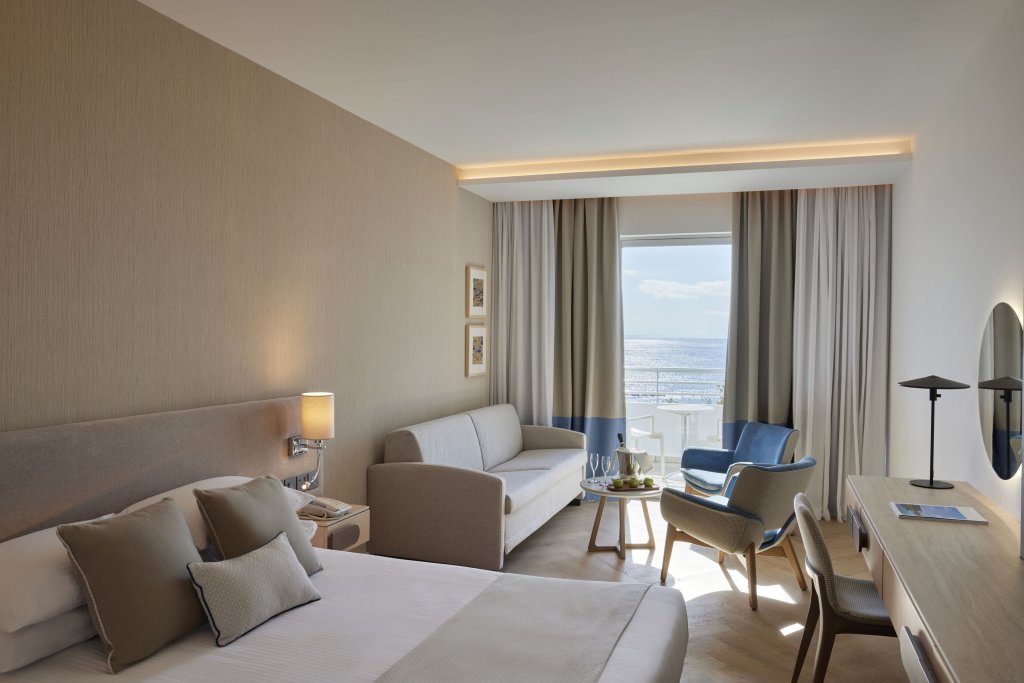 Двухместный номер Superior с видом на бассейн Mediterranean Beach Hotel