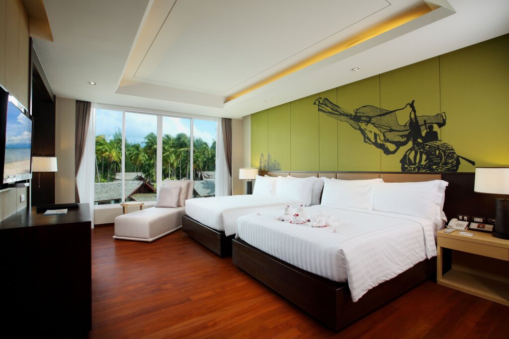 Moken Suite с балконом и с видом на бассейн Graceland Khaolak Beach Resort- SHA Extra Plus