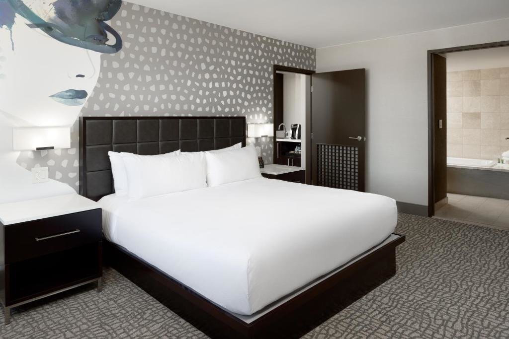 Двухместный люкс Deluxe с 2 комнатами Hilton Woodland Hills/ Los Angeles