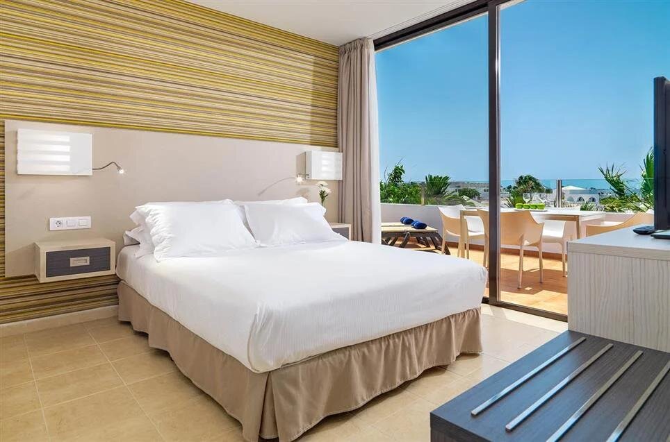 Семейный люкс с 2 комнатами с видом на море H10 Suites Lanzarote Gardens