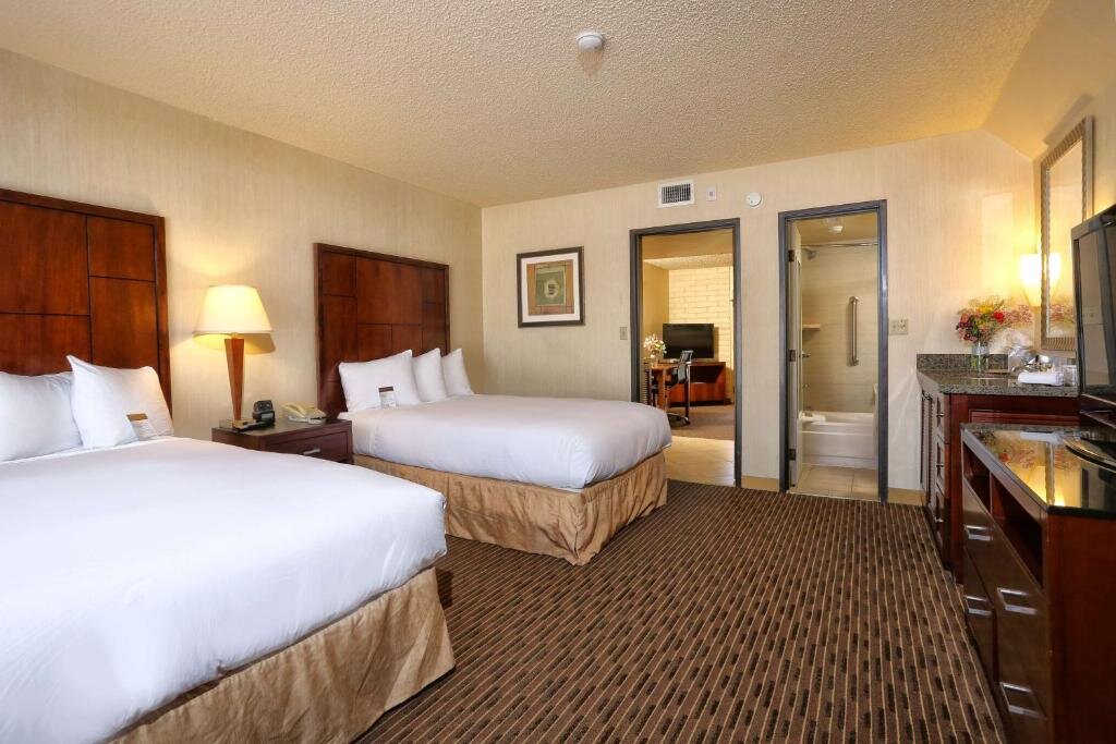 Четырёхместный люкс с 2 комнатами DoubleTree Suites by Hilton Tucson Airport