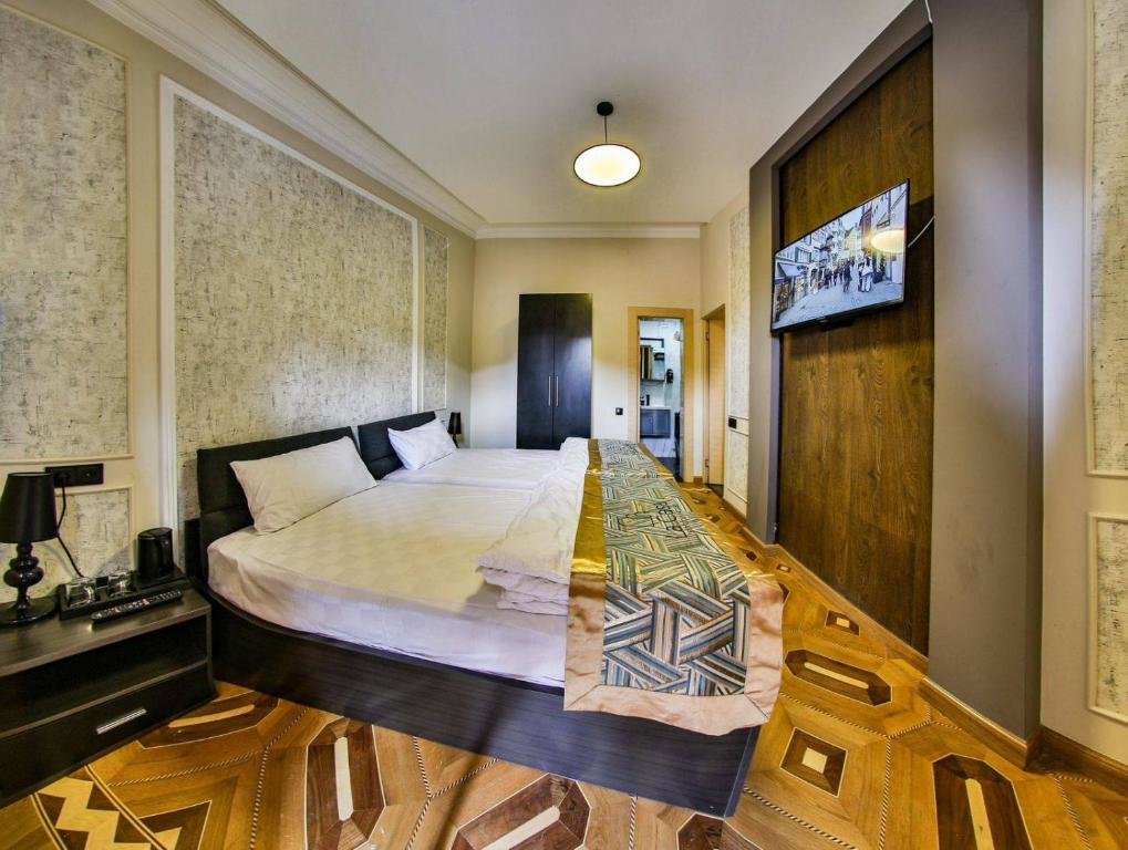 Люкс с 2 комнатами с балконом и с видом на город Отель La Casa Hotel Yerevan