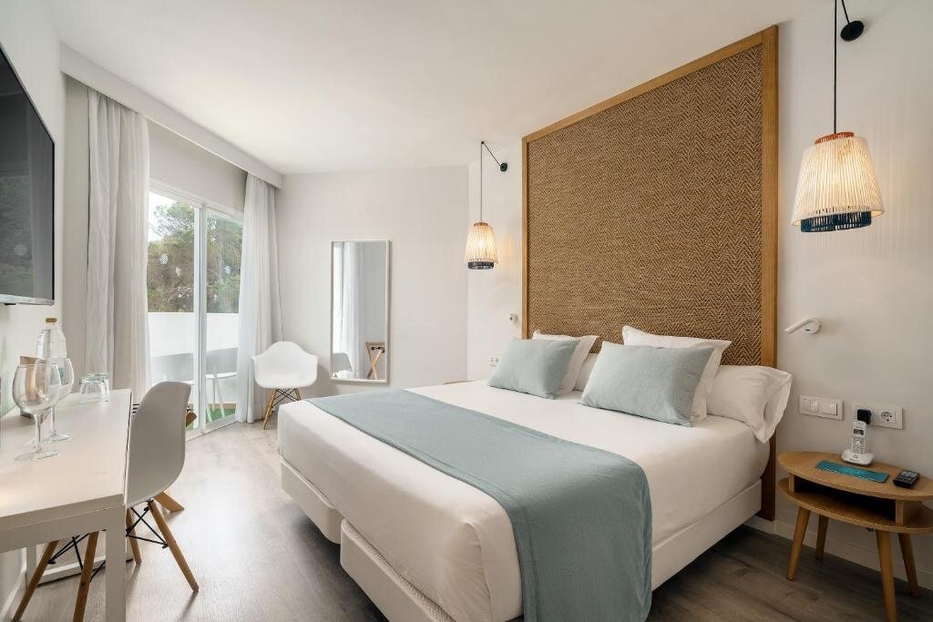 Двухместный клубный номер Superior с балконом и seafront AluaSoul Mallorca Resort
