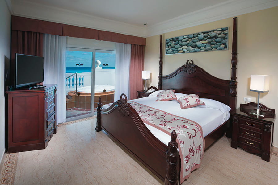 Jacuzzi Double Suite with sea view Riu Palace Las Americas