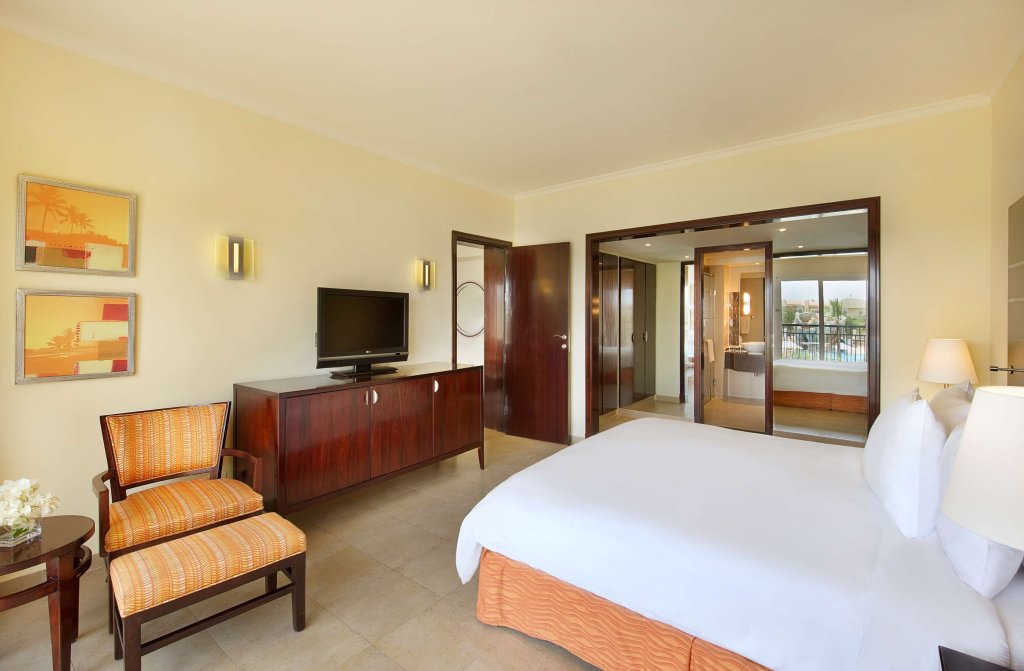 Двухместный люкс c 1 комнатой с видом на бассейн DoubleTree by Hilton Sharks Bay Resort