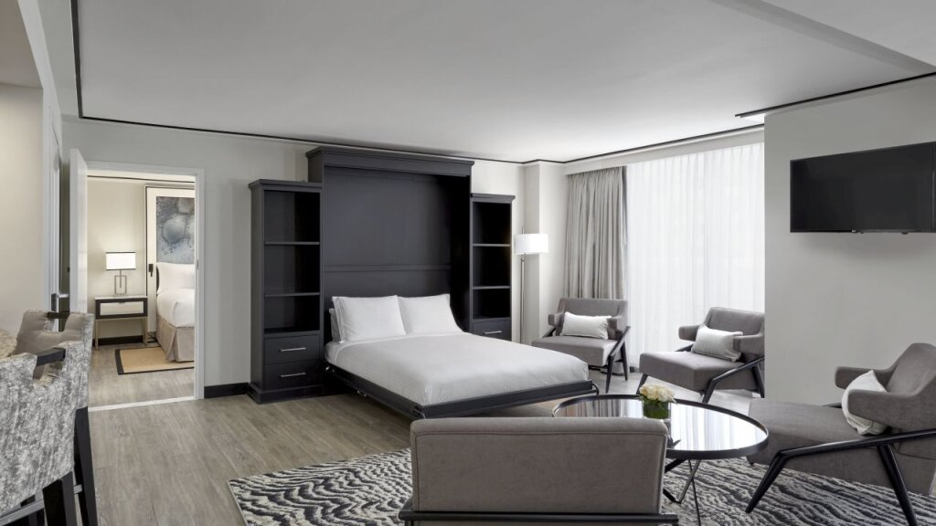 Четырёхместный люкс c 1 комнатой с балконом Loews Miami Beach Hotel