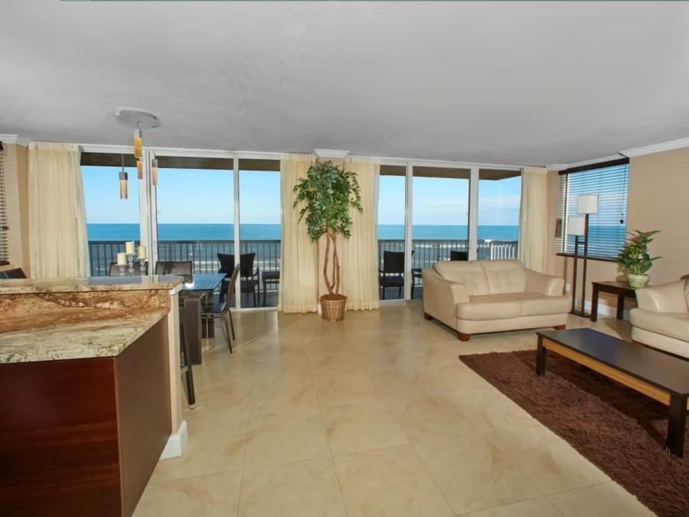 Шестиместный люкс с 2 комнатами oceanfront Holiday Inn Resort Daytona Beach Oceanfront, an IHG Hotel