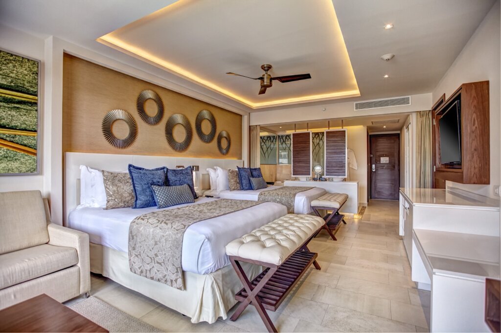 Четырёхместный полулюкс Luxury Hideaway at Royalton Riviera Cancun, An Autograph Collection All Inclusive Resort