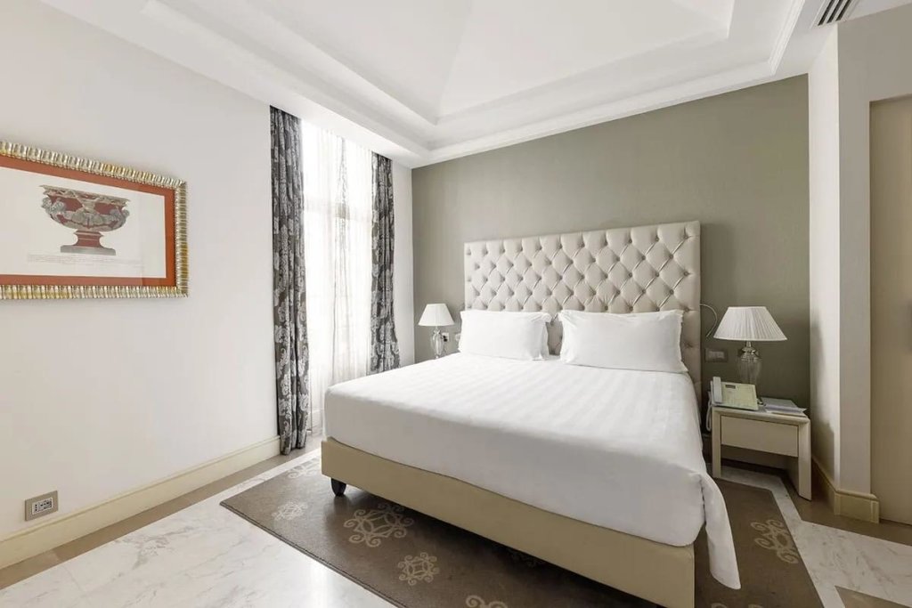 Двухместный люкс Augusto Aleph Rome Hotel, Curio Collection By Hilton