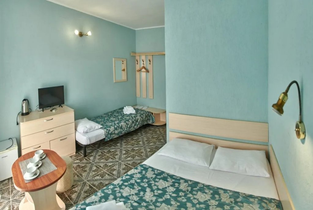 Triple room with balcony Ev Roshel Hotel