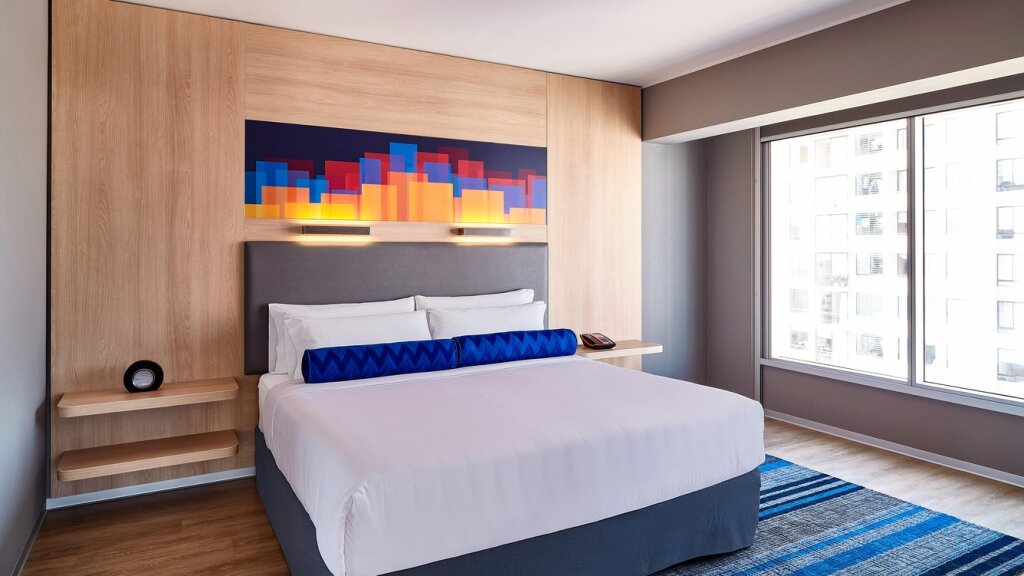 Savvy Corner Double Suite with city view Aloft Lima Miraflores