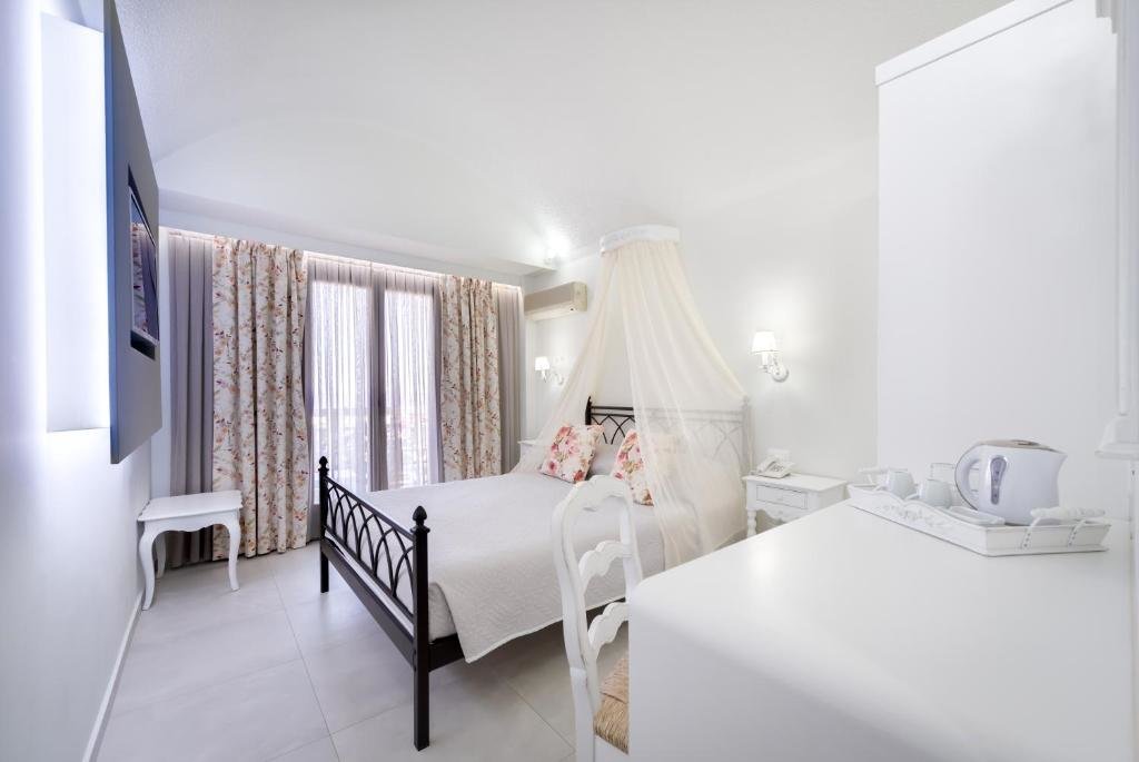 Supérieure double chambre avec balcon et Vue piscine Zephyros Hotel