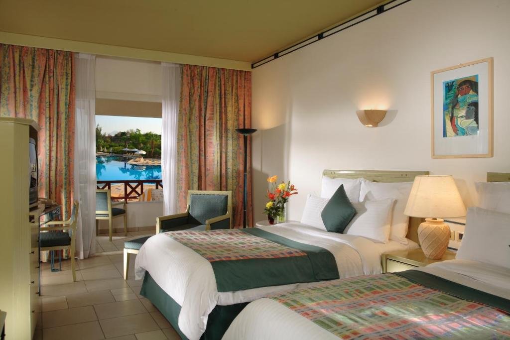 Четырёхместный номер Standard с видом на бассейн Naama Bay Promenade Beach Resort Managed By Accor