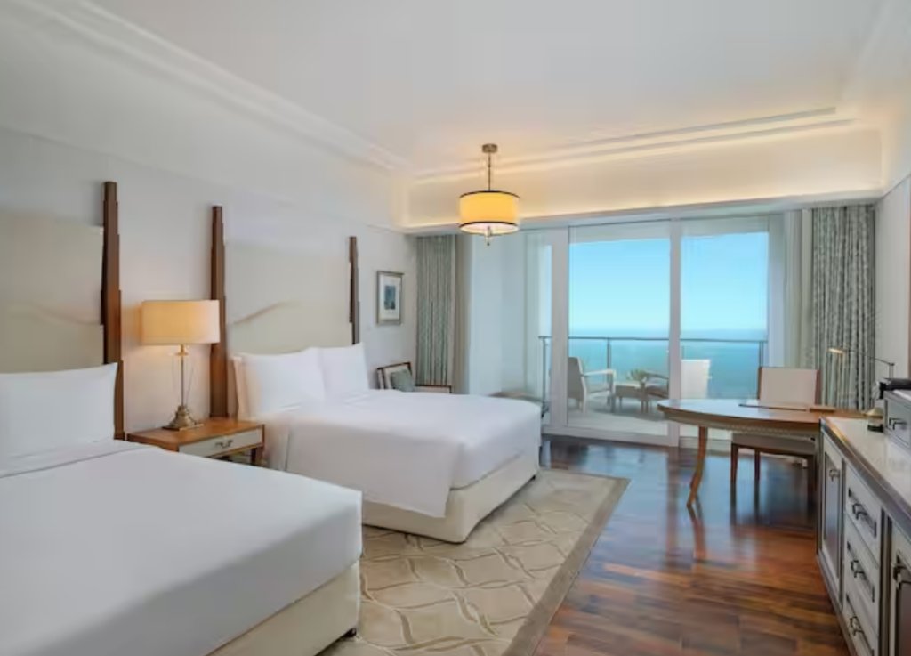 Четырёхместный номер with Skyline Sea View Deluxe с балконом Waldorf Astoria Dubai Palm Jumeirah