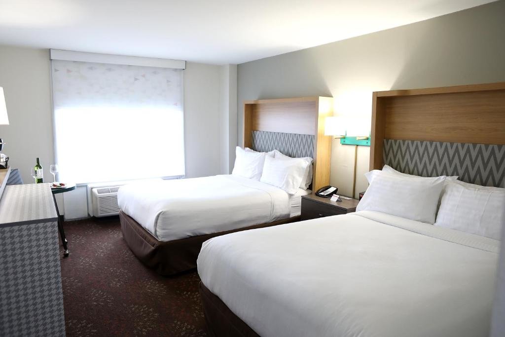 Четырёхместный номер Standard Holiday Inn O'Hare Area, an IHG Hotel