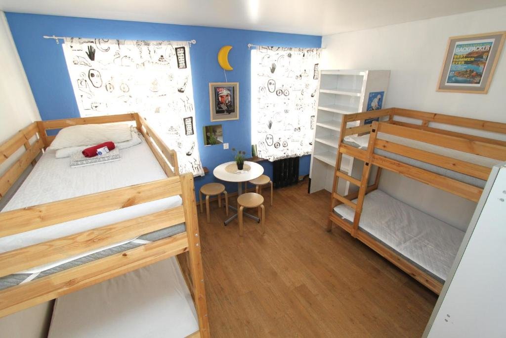 Cama en dormitorio compartido (dormitorio compartido femenino) BedandBike Rooms