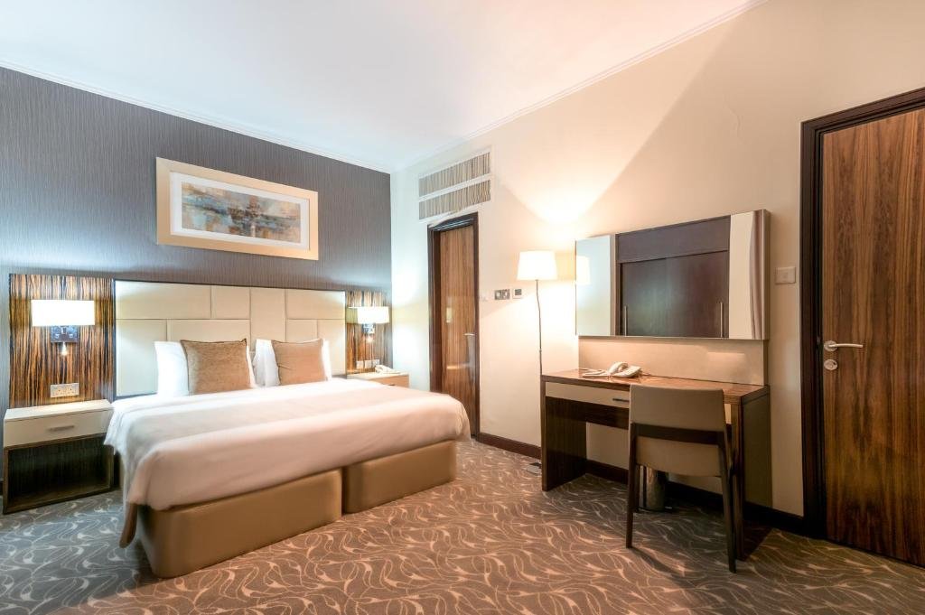 Двухместный люкс Deluxe+Kitchenette c 1 комнатой Hawthorn Extended Stay by Wyndham Abu Dhabi City Center