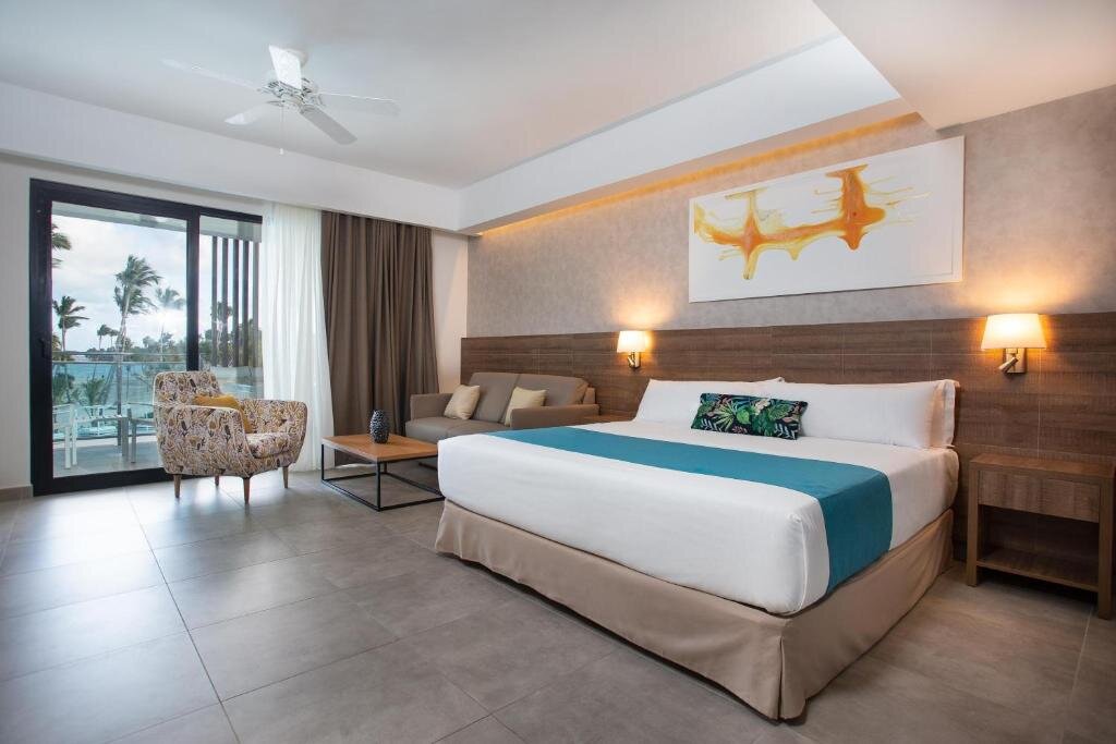 Двухместный люкс с джакузи Premium с балконом Serenade Punta Cana Beach & Spa Resort