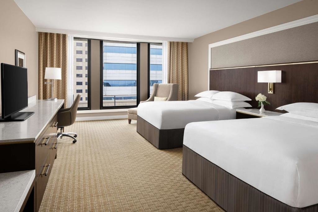 Четырёхместный номер Standard Hilton Indianapolis Hotel & Suites