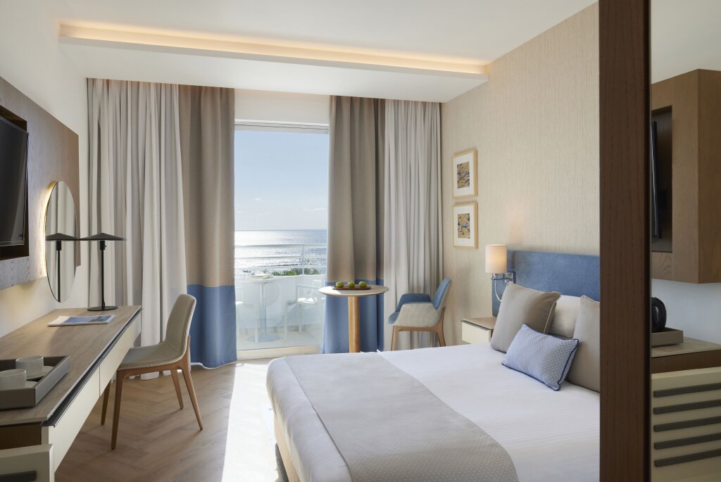 Двухместный номер Deluxe с балконом Mediterranean Beach Hotel