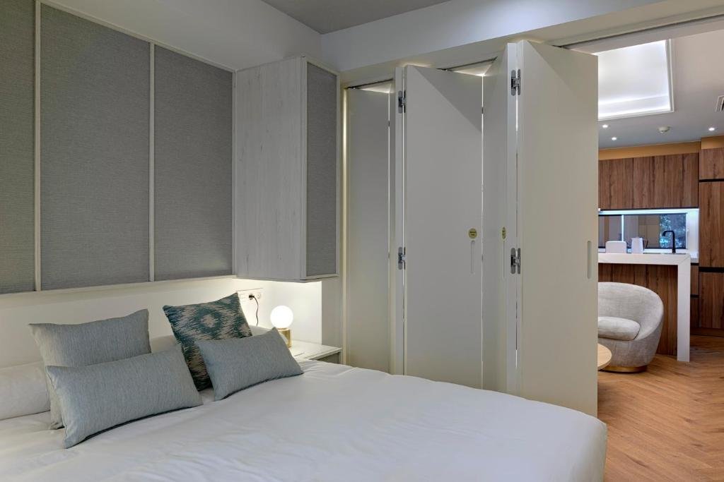2 Bedrooms Quadruple Apartment Gran Alameda