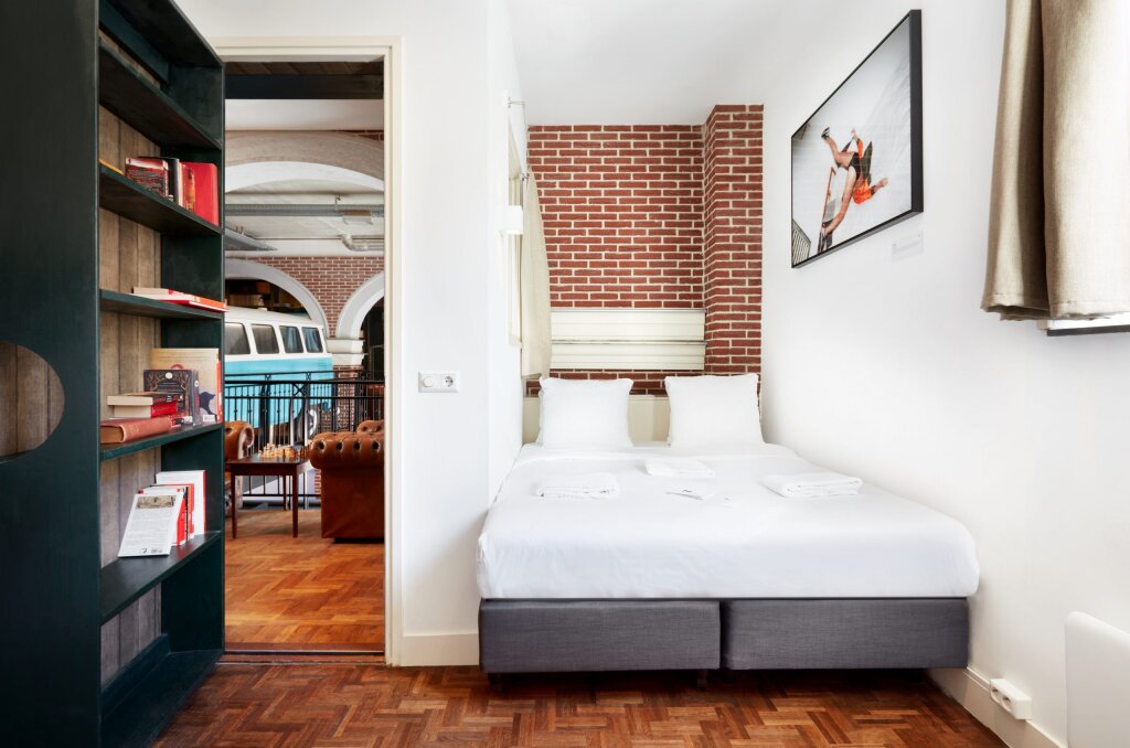 Двухместный Secret Bookcase ‘XL’ Hotel Not Hotel Amsterdam