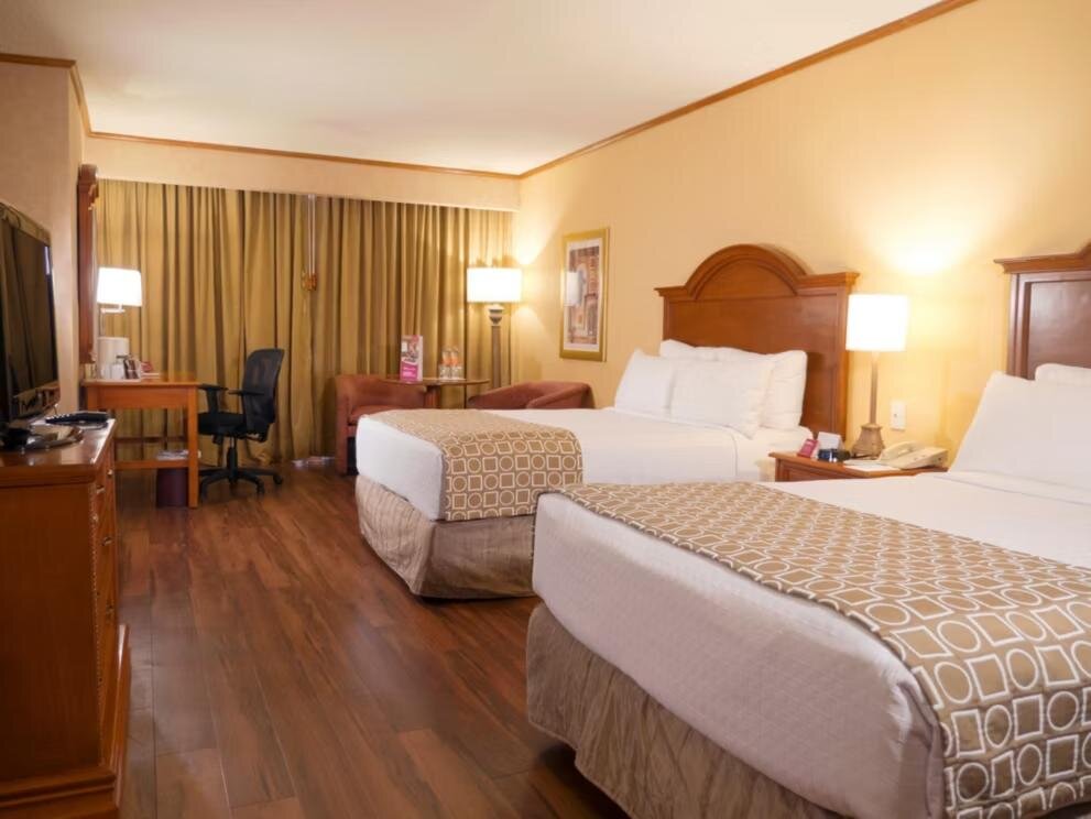 Четырёхместный номер Standard Lounge Access Crowne Plaza Monterrey, an IHG Hotel