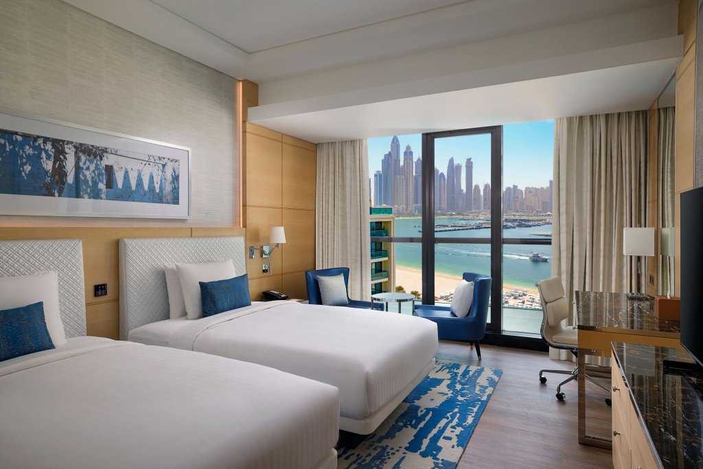 Четырёхместный семейный люкс Palm Marriott Resort Palm Jumeirah, Dubai