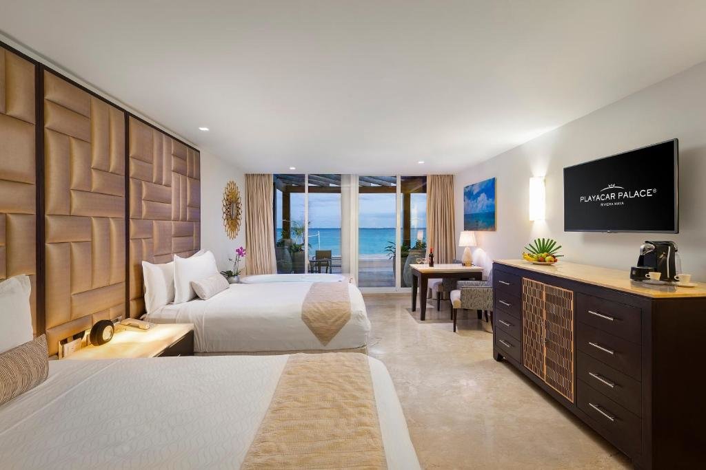 Четырёхместный люкс Superior Walk Out oceanfront Playacar Palace