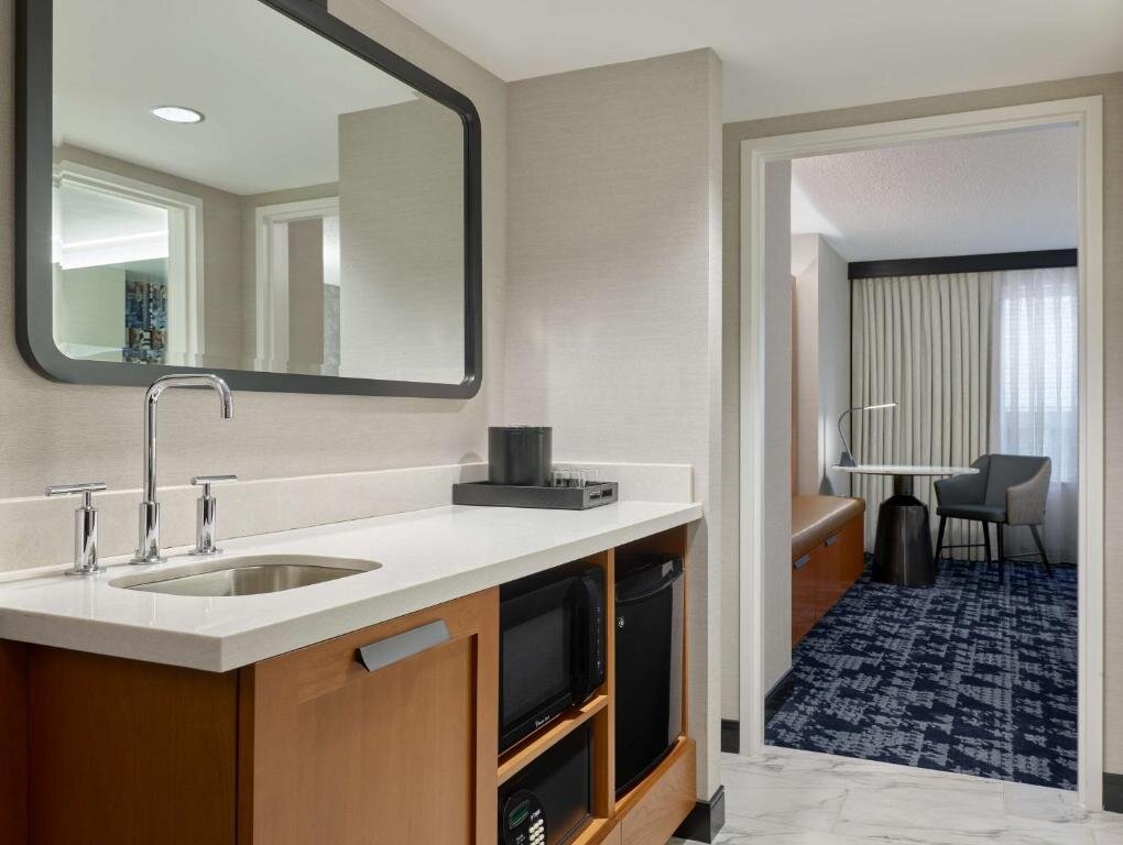 Четырёхместный люкс Modern с 2 комнатами Embassy Suites by Hilton Washington DC Convention Center