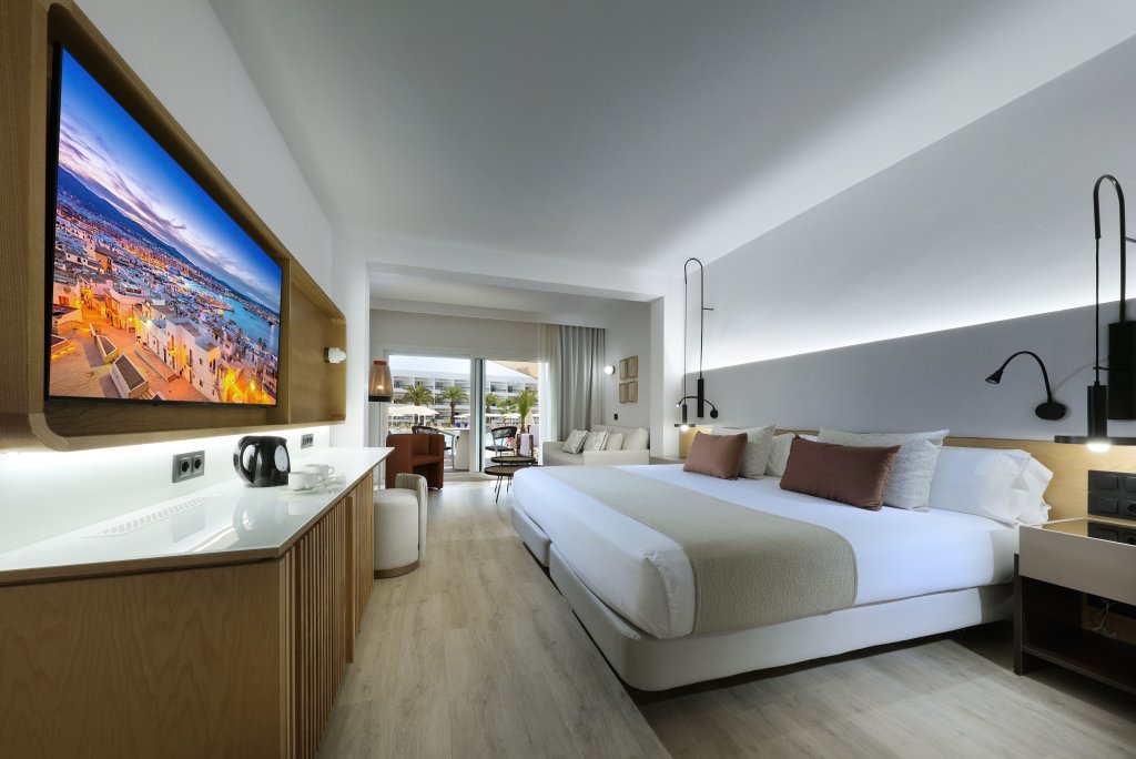 Двухместный номер Superior с видом на бассейн Grand Palladium Palace Ibiza Resort & Spa