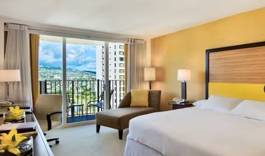 Двухместный люкс Premium c 1 комнатой с видом на горы Hilton Waikiki Beach