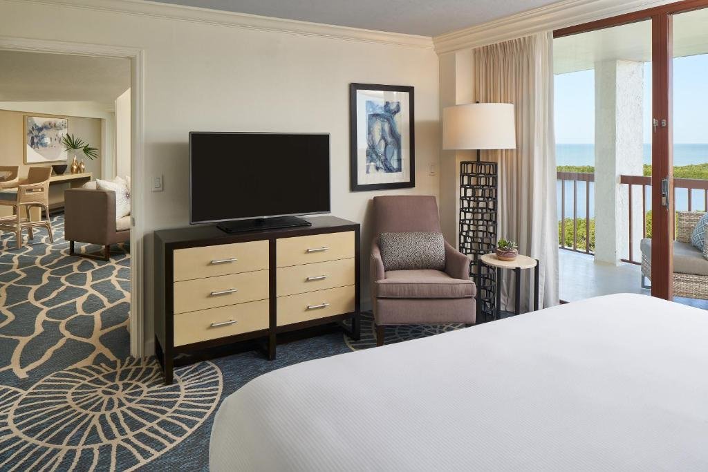 Двухместный люкс Gulf View с балконом Naples Grande Beach Resort