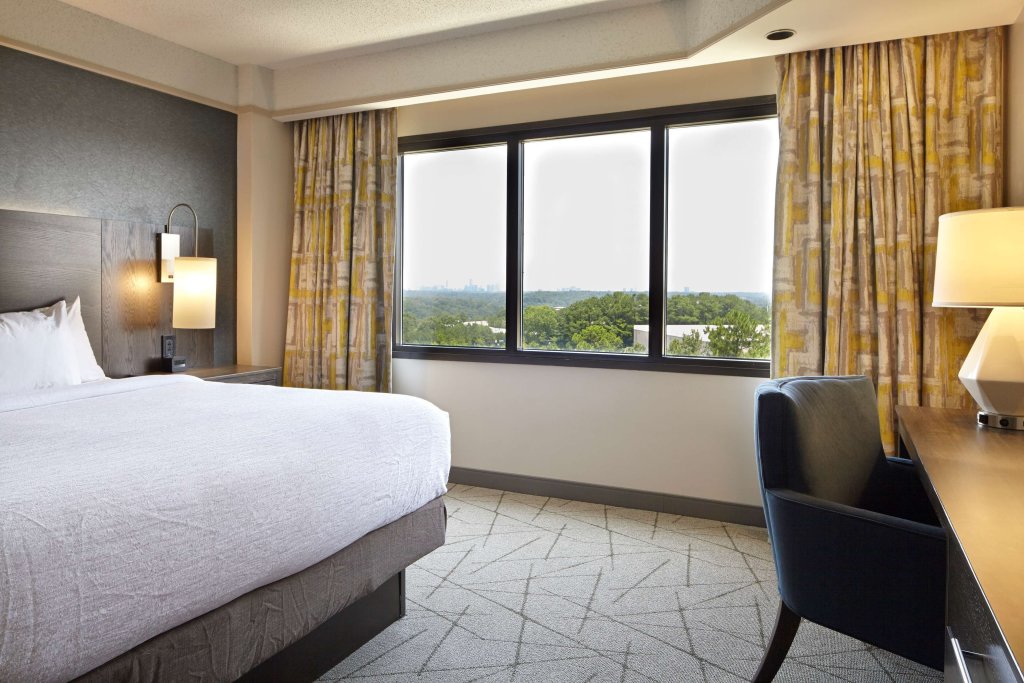 Двухместный NONSMOKING люкс с 2 комнатами Embassy Suites by Hilton Atlanta Galleria